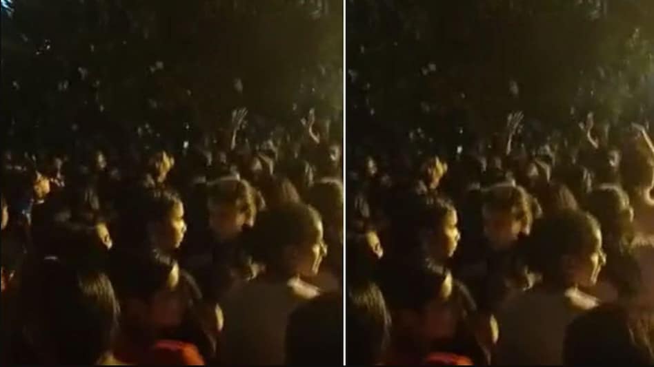 60 लड़कियों का नहाते वक्त वीडियो बनाकर किया वायरल, 8 ने की खुदकुशी की कोशिश! 60 लड़कियों का नहाते वक्त वीडियो बनाकर किया वायरल, 8 ने की खुदकुशी की कोशिश!