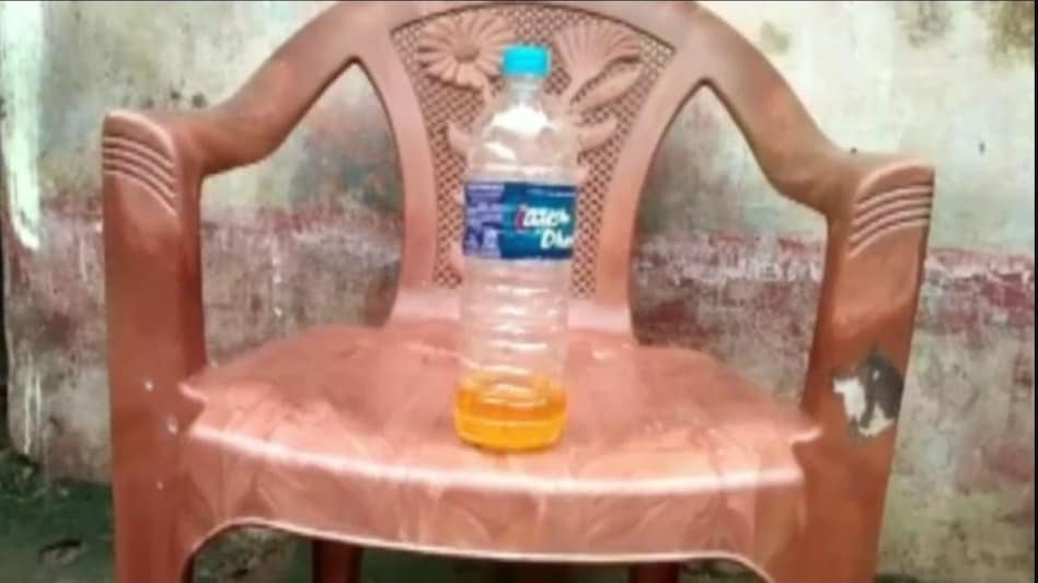 दुमका की घटना को धनबाद में दोहराने की कोशिश, पेट्रोल लेकर युवती के कमरे में घुसा मनचला और... दुमका की घटना को धनबाद में दोहराने की कोशिश, पेट्रोल लेकर युवती के कमरे में घुसा मनचला और...