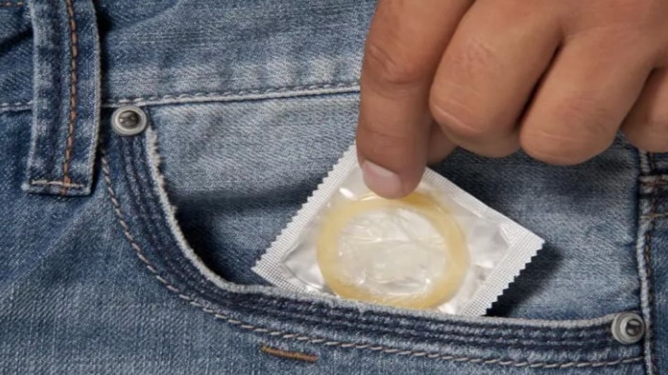 बॉयफ्रेंड की जेब से निकली Condom की रसीद, गुस्से से भड़की पुलिस अफसर ने फिर जो किया तो सनसनी फैल गई बॉयफ्रेंड की जेब से निकली Condom की रसीद, गुस्से से भड़की पुलिस अफसर ने फिर जो किया तो सनसनी फैल गई