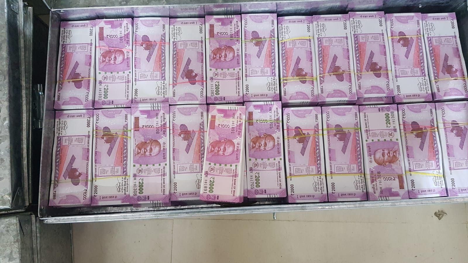 Surat Fake Notes: 25 करोड़ के नकली नोटों में लिखा है - 'रिवर्स बैंक ऑफ इंडिया' Surat Fake Notes: 25 करोड़ के नकली नोटों में लिखा है - 'रिवर्स बैंक ऑफ इंडिया'