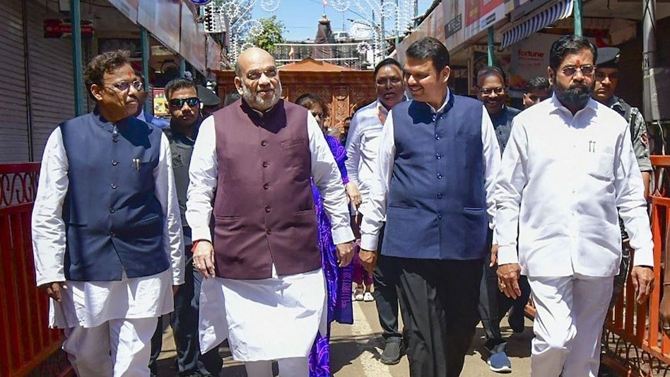 ...जब अमित शाह के आसपास घूम रहा था ये शख्स! ...जब अमित शाह के आसपास घूम रहा था ये शख्स!