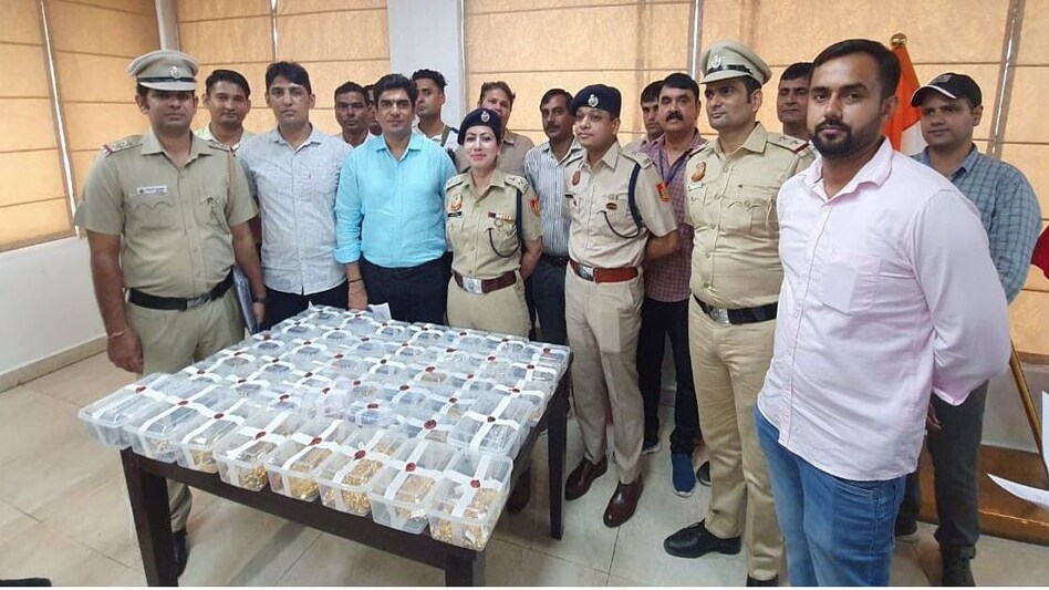 करोड़ों के ज़ेवर लूटने वाले 10 रुपये की चाय के चक्कर में ऐसे आ गए दिल्ली पुलिस के शिकंजे में करोड़ों के ज़ेवर लूटने वाले 10 रुपये की चाय के चक्कर में ऐसे आ गए दिल्ली पुलिस के शिकंजे में