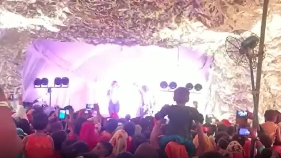 देखें वीडियो - UP: दुर्गा पूजा पंडाल में लगी आग से तीन बच्चों समेत पांच की मौत, ऐसे हुआ हादसा ? देखें वीडियो - UP: दुर्गा पूजा पंडाल में लगी आग से तीन बच्चों समेत पांच की मौत, ऐसे हुआ हादसा ?