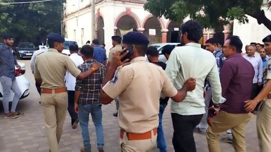 Morbi Bridge: मोरबी हादसे में 9 गिरफ्तार, कई हिरासत में लिए गए Morbi Bridge: मोरबी हादसे में 9 गिरफ्तार, कई हिरासत में लिए गए
