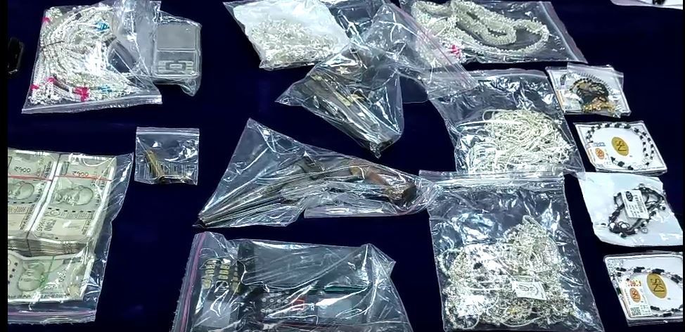 Chhattisgarh Crime: दुर्ग ज्वेलरी शोरुम मालिक की हत्या में सनसनीखेज खुलासा, 4 आरोपी वाराणसी से गिरफ्तार Chhattisgarh Crime: दुर्ग ज्वेलरी शोरुम मालिक की हत्या में सनसनीखेज खुलासा, 4 आरोपी वाराणसी से गिरफ...