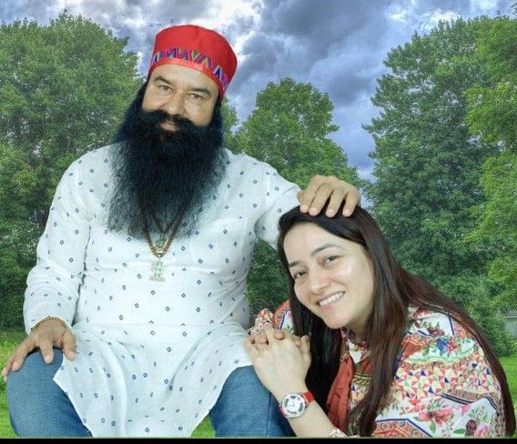 Honeypreet Story : प्रियंका तनेजा से हनीप्रीत और अब रूहानी दीदी बनने की ये है पूरी कहानी Honeypreet Story : प्रियंका तनेजा से हनीप्रीत और अब रूहानी दीदी बनने की ये है पूरी कहानी