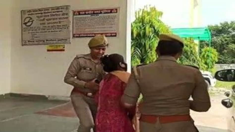 UP Rape : रेप केस में 1 महीने में नहीं हुई कार्रवाई तो SP ऑफिस में आत्मदाह का किया प्रयास UP Rape : रेप केस में 1 महीने में नहीं हुई कार्रवाई तो SP ऑफिस में आत्मदाह का किया प्रयास