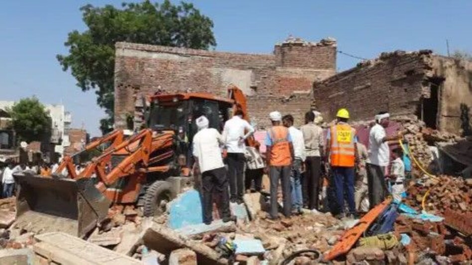 MP Crime : मुरैना के घर में बनाए पटाखे की फैक्ट्री में विस्फोट से 4 लोगों की मौत, 7 घायल MP Crime : मुरैना के घर में बनाए पटाखे की फैक्ट्री में विस्फोट से 4 लोगों की मौत, 7 घायल