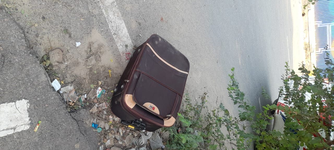 Gurgaon murder Case: गुरुग्राम में बिना कपड़ों के सूटकेस में मिली महिला की लाश, जांच में जुटी पुलिस Gurgaon murder Case: गुरुग्राम में बिना कपड़ों के सूटकेस में मिली महिला की लाश, जांच में जुटी पुलिस
