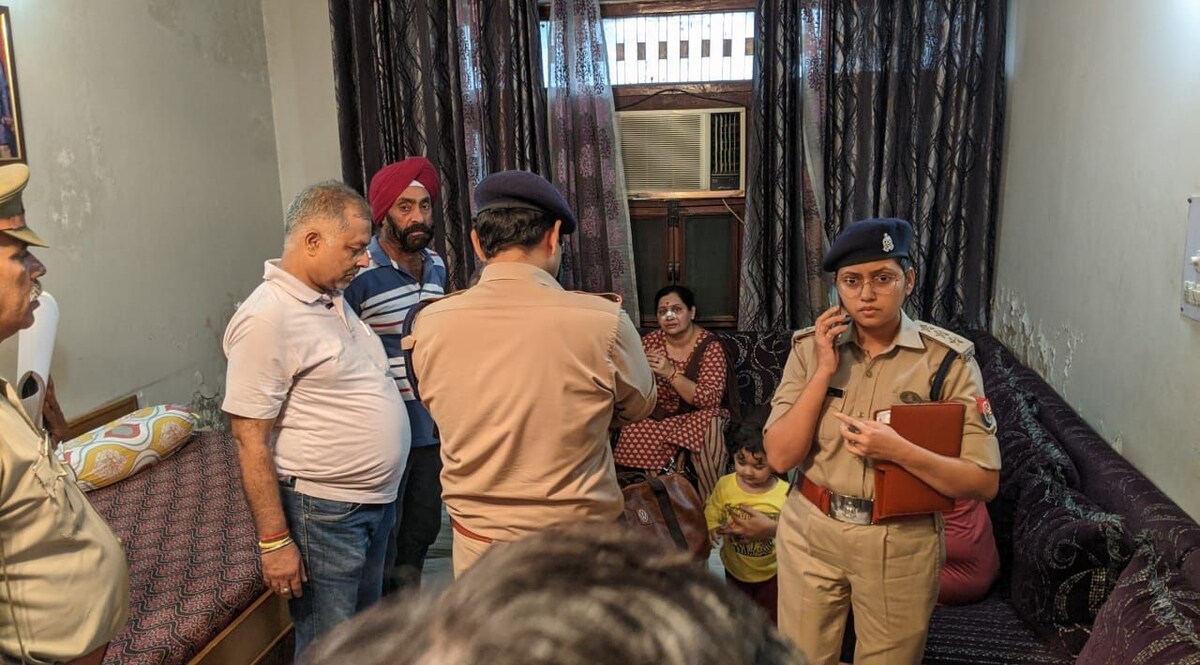 UP Crime: गाजियाबाद में दिन दहाड़े परिवार को बंधक बना कर लाखों की लूट, खौफज़दा परिवार CrimeTak