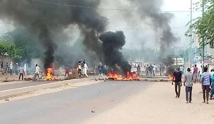 अफ्रीकी देश चाड के दो शहरों में जमकर बवाल प्रदर्शन के दौरान चली गोलियां, 60 लोग मारे गए CrimeTak