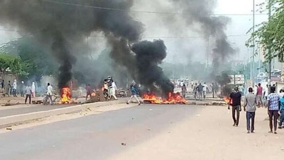 अफ्रीकी देश चाड के दो शहरों में जमकर बवाल प्रदर्शन के दौरान चली गोलियां, 60 लोग मारे गए अफ्रीकी देश चाड के दो शहरों में जमकर बवाल प्रदर्शन के दौरान चली गोलियां, 60 लोग मारे गए