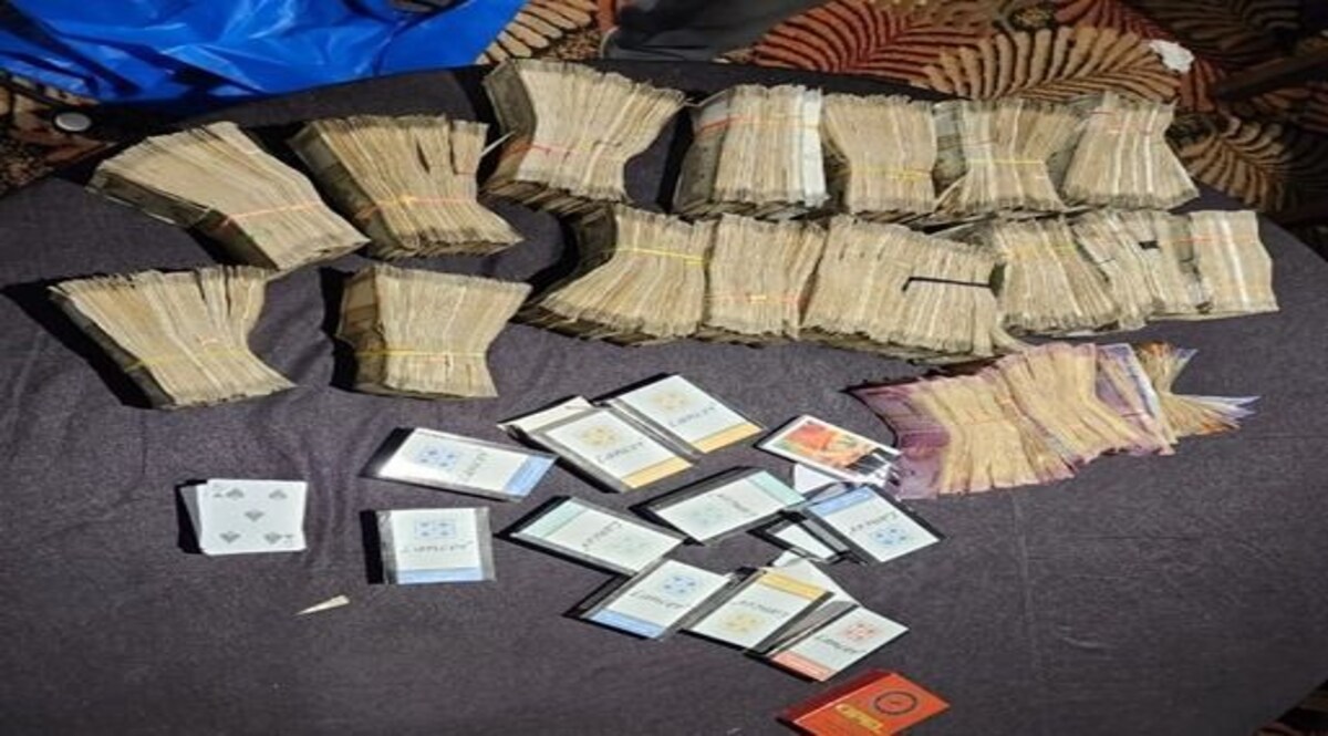 Delhi: दीवाली से पहले होटल में चला रहा था जुआ, हुई रेड, 29 पकड़े गए, करीब 58 लाख बरामद CrimeTak