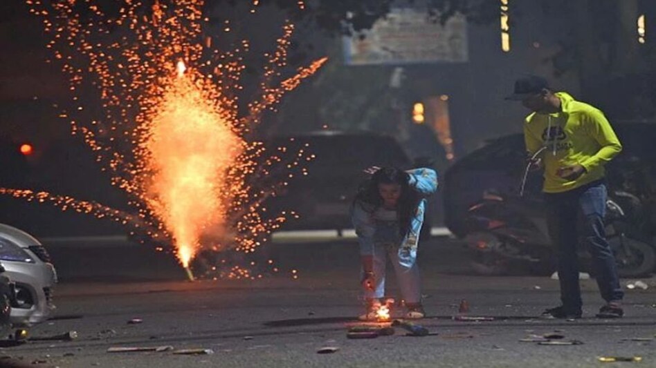 दिवाली की रात पटाखों पर लगी पाबंदी पर लगा पलीता, जमकर हुई आतिशबाज़ी से ज़हरीली हुई हवा दिवाली की रात पटाखों पर लगी पाबंदी पर लगा पलीता, जमकर हुई आतिशबाज़ी से ज़हरीली हुई हवा