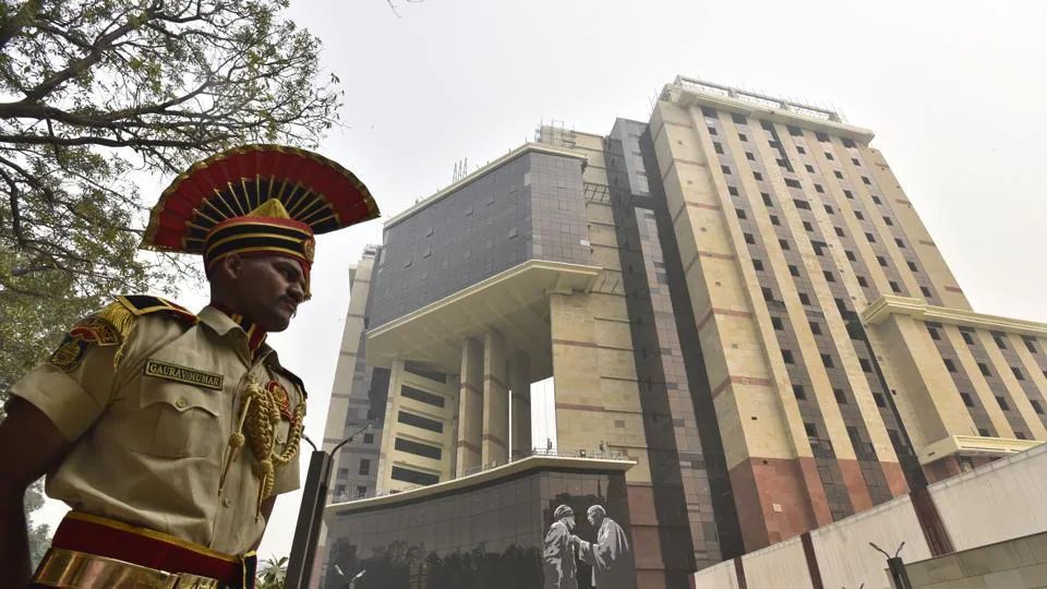 Delhi Police News: ये दिल्ली पुलिस के जवान हैं या गुंडे ? '5 लाख रुपये का इंतजाम कर ले, नहीं तो तुझे आज बंद करेंगे' CrimeTak