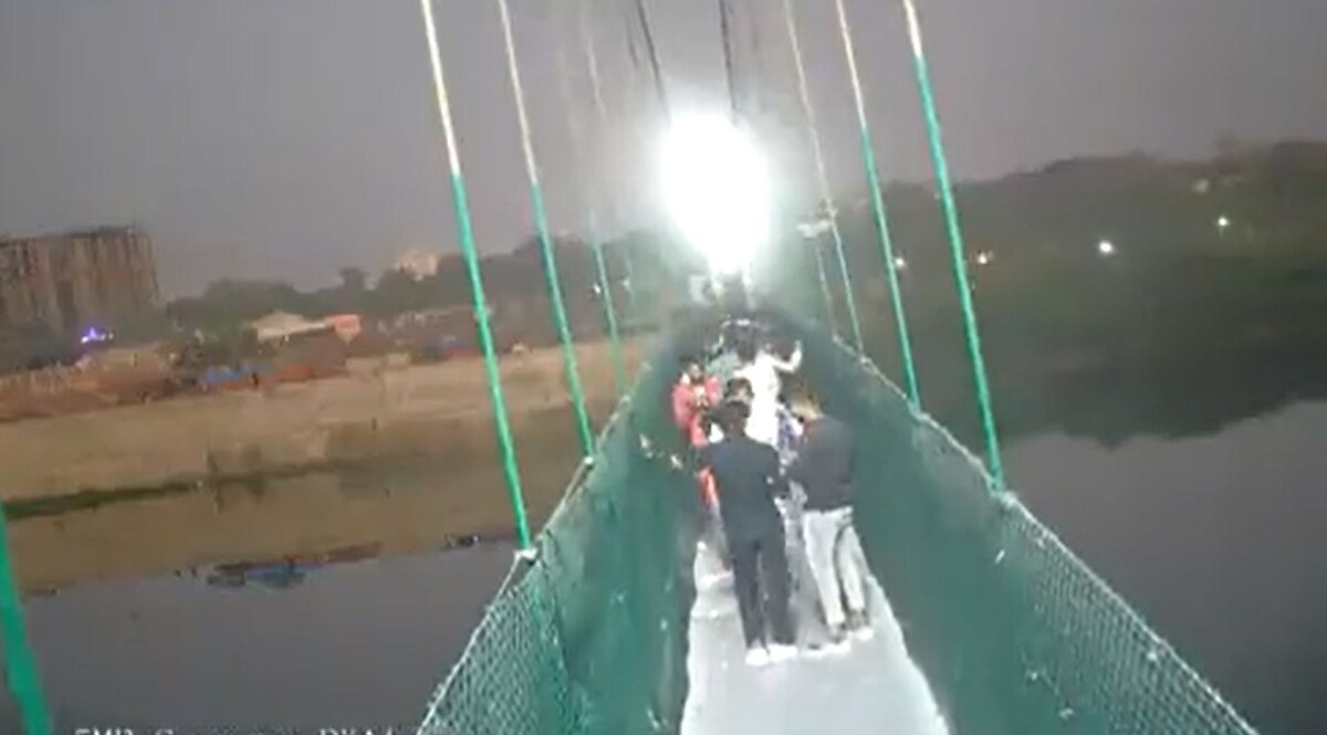 Morbi Bridge Collapse: पुल रखरखाव व संचालन एजेंसियों के खिलाफ FIR, 4 अरेस्ट CrimeTak