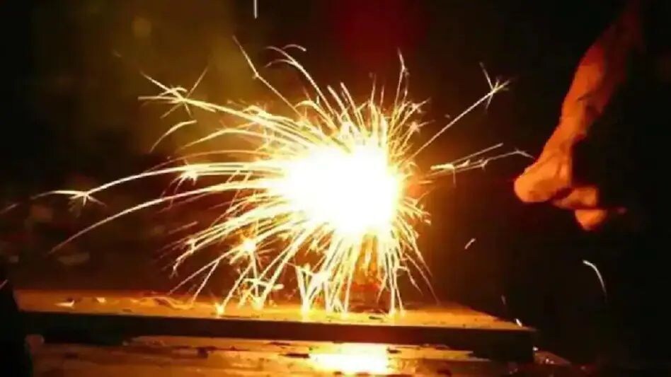 Diwali Alert: दिवाली हर्षोल्लास से मनाएं लेकिन सतर्क रहें! इन खतरों से बचें Diwali Alert: दिवाली हर्षोल्लास से मनाएं लेकिन सतर्क रहें! इन खतरों से बचें