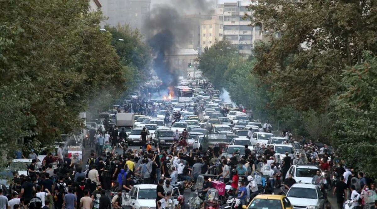 ईरान में विरोध हो गया अब खूनी, प्रदर्शनकारियों ने पुलिस अफसर की ली जान, इसलिए फैला डर CrimeTak