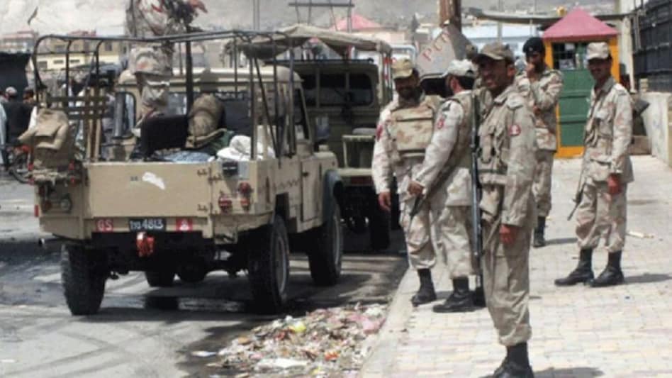 पाकिस्तानी फौज के 2 जवान डकैती डालते वक़्त मारे गए, पुलिस पर लगाया ये संगीन इल्ज़ाम पाकिस्तानी फौज के 2 जवान डकैती डालते वक़्त मारे गए, पुलिस पर लगाया ये संगीन इल्ज़ाम