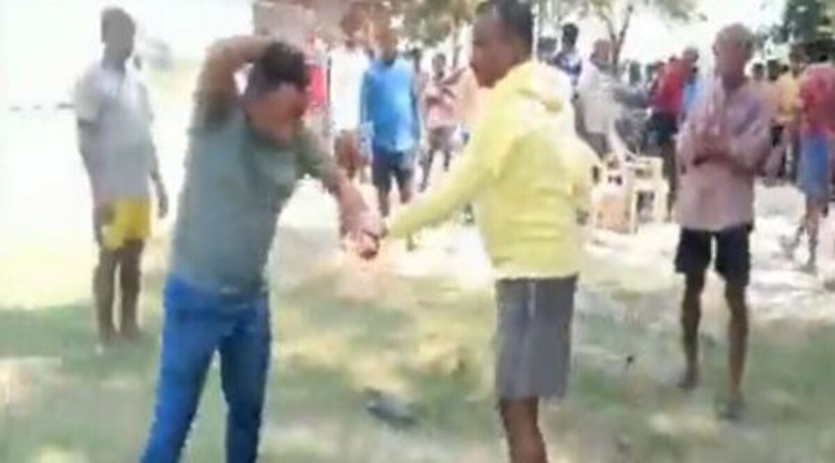 थाने के बाहर पुलिसवाले ने पुलिसवाले को धुना, वीडियो हुआ वायरल, महकमा में जुटा जांच में CrimeTak