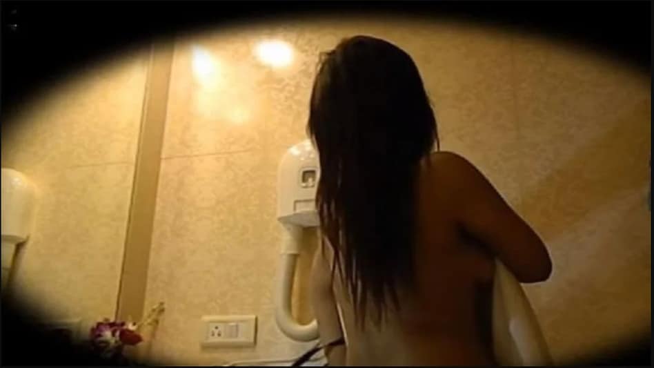 Bengaluru: बाथरूम में नहाते वक्त होटल कर्मी ने महिला के साथ किया गंदा काम, जानें फिर क्या हुआ Bengaluru: बाथरूम में नहाते वक्त होटल कर्मी ने महिला के साथ किया गंदा काम, जानें फिर क्या हुआ