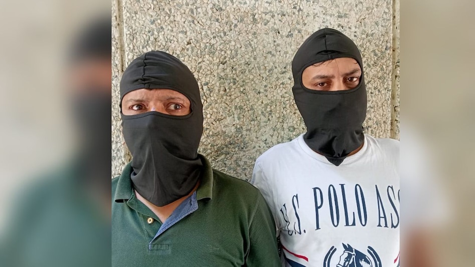 Delhi Crime: पुलिस की गिरफ्त में आए लारेंस बिश्नोई गैंग के शार्प शूटर, हथियार बरामद Delhi Crime: पुलिस की गिरफ्त में आए लारेंस बिश्नोई गैंग के शार्प शूटर, हथियार बरामद