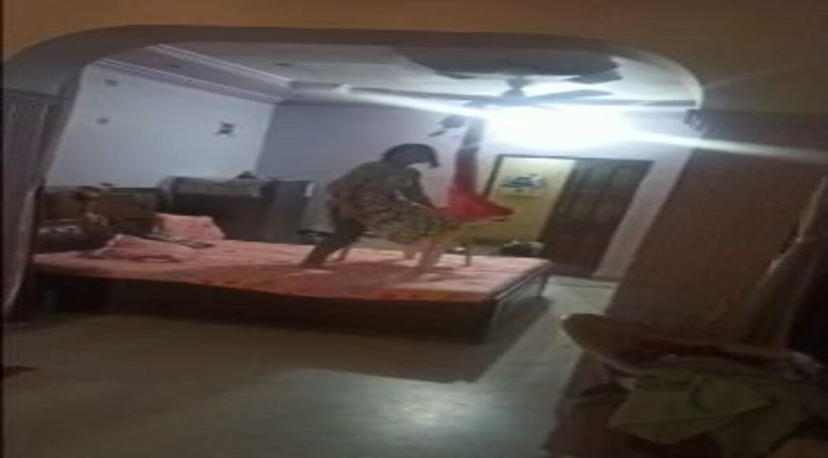 दीपावली के अगले रोज़ महिला ने पति के सामने लगाई फांसी, वो बचाने की बजाए वीडियो बनाता रहा CrimeTak