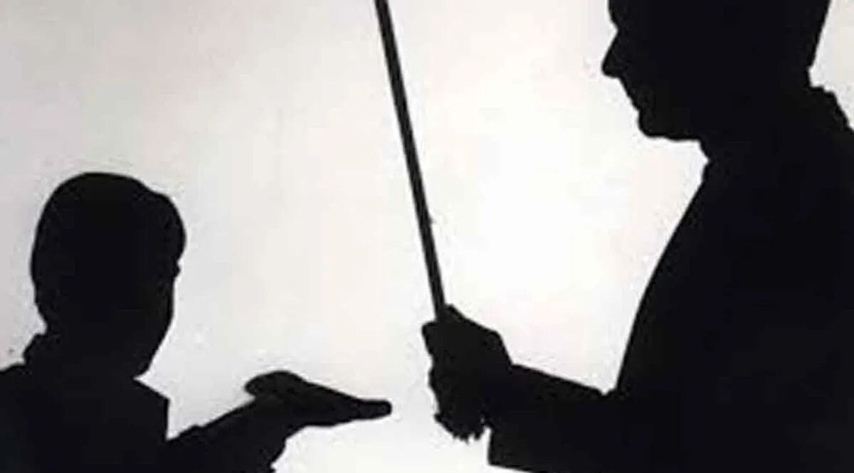 Haryana Crime: स्कूल में पीटी टीचर ने छात्र को पीटा, वेंटिलेटर पर छात्र की हालत नाजुक CrimeTak