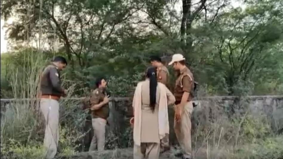 UP Crime: एसएसपी दफ्तर में युवक बोला “कप्तान साहब मैंने पत्नी को मार डाला, लाश जंगल में पड़ी है” UP Crime: एसएसपी दफ्तर में युवक बोला “कप्तान साहब मैंने पत्नी को मार डाला, लाश जंगल में पड़ी है”