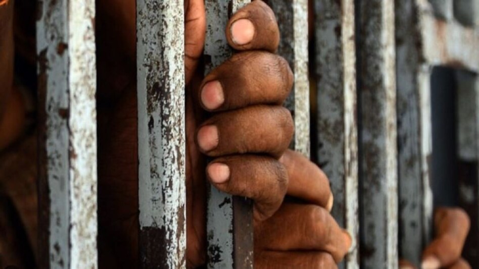 UP Crime: डासना जेल में 140 एचआईवी पॉजिटिव कैदी मिलने से हड़कंप, होगी 5500 कैदियों की जांच UP Crime: डासना जेल में 140 एचआईवी पॉजिटिव कैदी मिलने से हड़कंप, होगी 5500 कैदियों की जांच