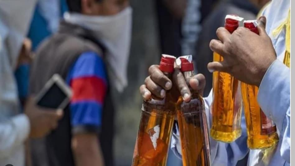 Haryana Crime: सोनीपत में जहरीली शराब पीने से चार की मौत, एक गंभीर Haryana Crime: सोनीपत में जहरीली शराब पीने से चार की मौत, एक गंभीर