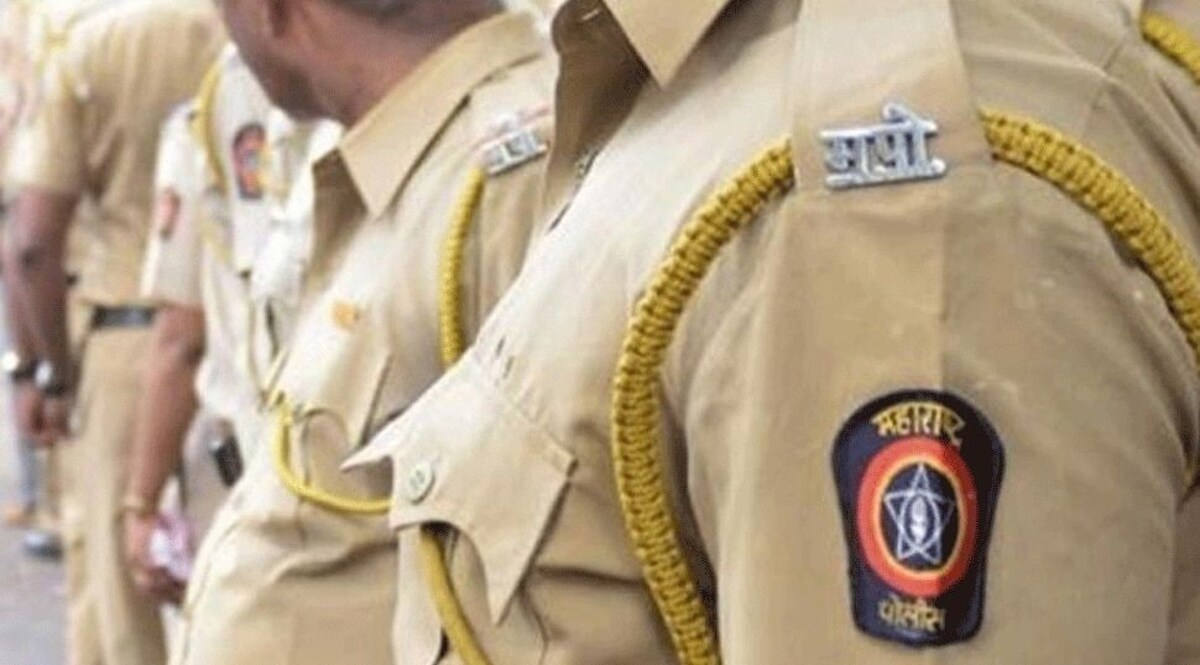 बोरीवली थाने में दारोगा की खुली गुंडई, कॉलर पकड़कर बोला, तुझे दिखाता हूँ, कैसे केस बनता है CrimeTak