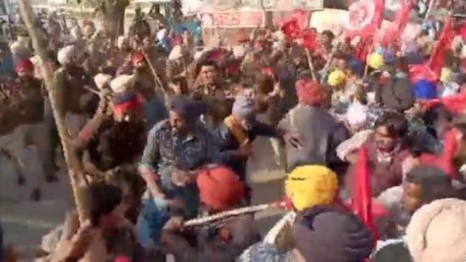 Punjab News : पंजाब सीएम आवास पर मार्च करने आ रहे मजदूरों पर लाठीचार्ज, कई घायल Punjab News : पंजाब सीएम आवास पर मार्च करने आ रहे मजदूरों पर लाठीचार्ज, कई घायल