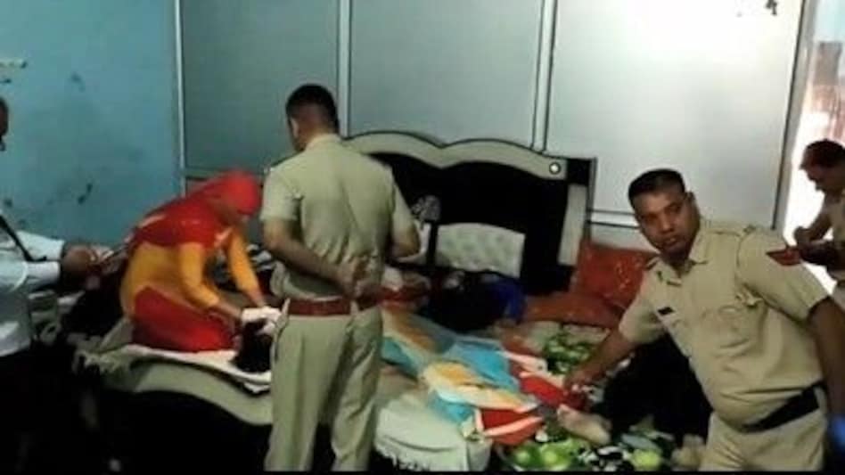 Rohtak Murder : पत्नी और दो मासूम बेटियों की गला दबाकर हत्या, बेड पर मिलीं लाशें, वजह ये है Rohtak Murder : पत्नी और दो मासूम बेटियों की गला दबाकर हत्या, बेड पर मिलीं लाशें, वजह ये है