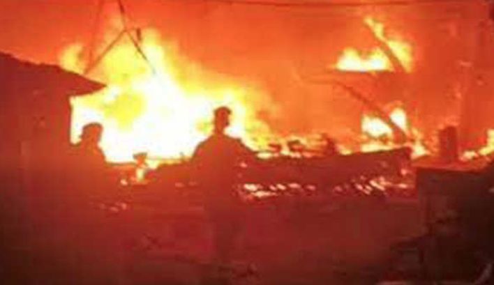 Delhi Fire: नरेला इंडस्ट्रियल एरिया में प्लास्टिक फैक्टरी में लगी आग, दो लोग ज़िंदा जल गए Delhi Fire: नरेला इंडस्ट्रियल एरिया में प्लास्टिक फैक्टरी में लगी आग, दो लोग ज़िंदा जल गए