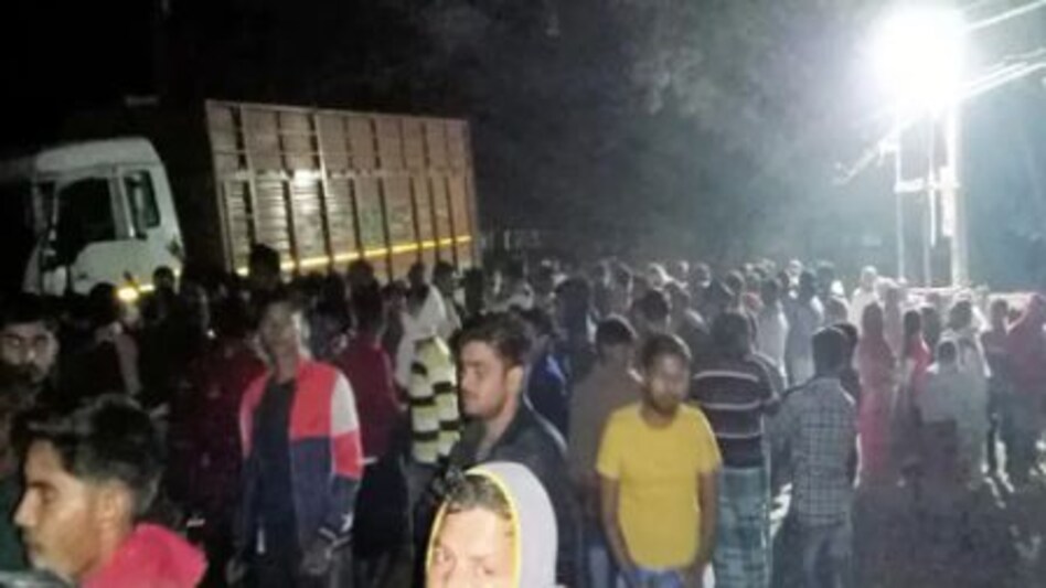 Bihar Accident: वैशाली में तेज़ रफ्तार बेकाबू ट्रक ने 12 लोगों को रौंद दिया, दुखी हुए प्रधानमंत्री Bihar Accident: वैशाली में तेज़ रफ्तार बेकाबू ट्रक ने 12 लोगों को रौंद दिया, दुखी हुए प्रधानमंत्री