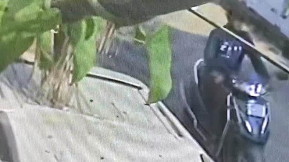 जबलपुर की गलियों में मुक्केबाज बाइकरों का कहर, कभी मुक्का तो कभी बरसाता है राड, महिलाओं को बनाता हैं टारगेट जबलपुर की गलियों में मुक्केबाज बाइकरों का कहर, कभी मुक्का तो कभी बरसाता है राड, महिलाओं को बनाता है...