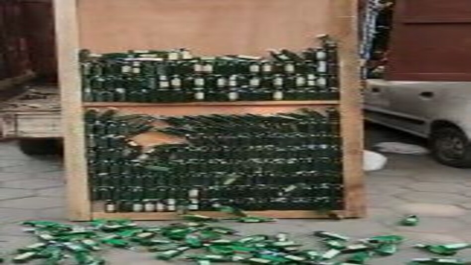 देखें वीडियो - लकड़ी के दरवाजे के अंदर था मयखाना! ऐसे Delhi Police की आंखों में धूल झोंकने की तैयारी थी देखें वीडियो - लकड़ी के दरवाजे के अंदर था मयखाना! ऐसे Delhi Police की आंखों में धूल झोंकने की तैयार...