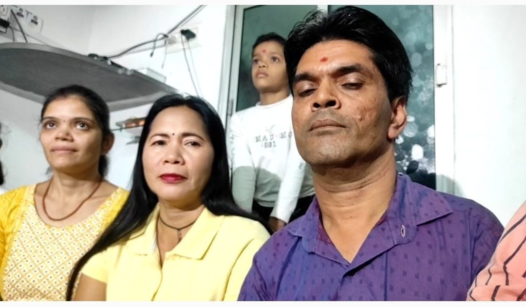 Gujarat News: फ़ेसबुक ने बना दी जोड़ी, दिव्यांग पान विक्रेता से शादी रचाने फ़िलीपींस से सूरत पहुँची महिला Gujarat News: फ़ेसबुक ने बना दी जोड़ी, दिव्यांग पान विक्रेता से शादी रचाने फ़िलीपींस से सूरत पहुँची...