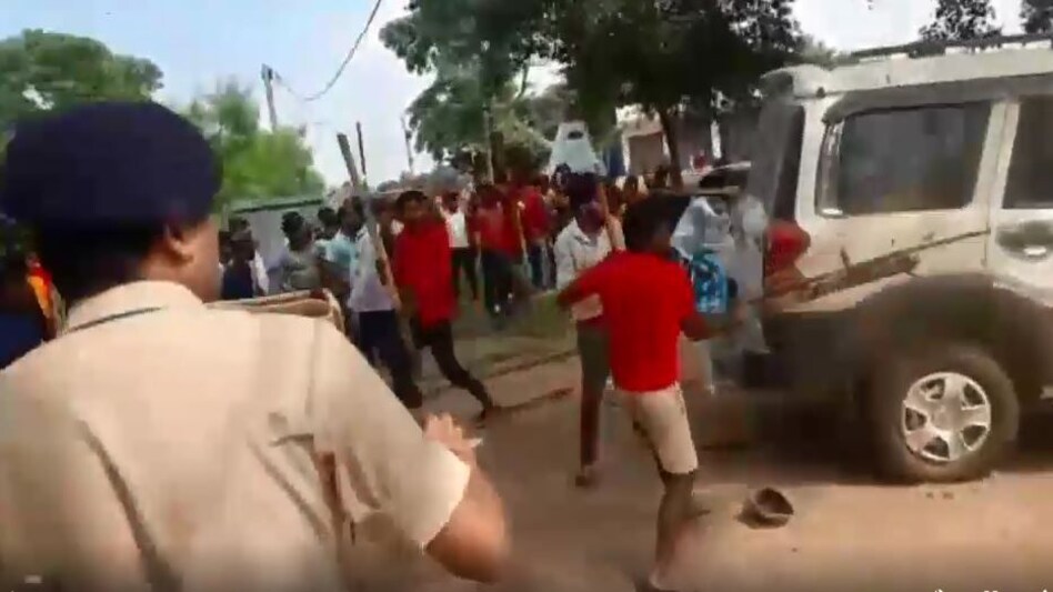 Bihar Crime: कटिहार में भाजपा नेता की गोली मारकर हत्या, थाने में तोड़फोड़ Bihar Crime: कटिहार में भाजपा नेता की गोली मारकर हत्या, थाने में तोड़फोड़