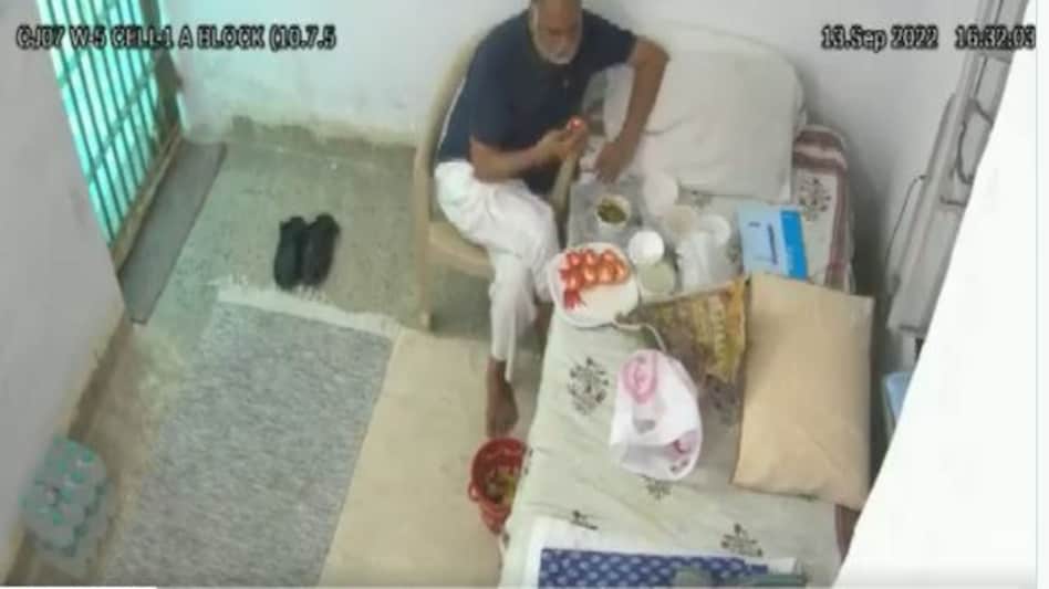 Delhi Satyendar Jain Video : दिल्ली के जेल मंत्री सत्येंद्र जैन का एक और वीडियो सामने आया Delhi Satyendar Jain Video : दिल्ली के जेल मंत्री सत्येंद्र जैन का एक और वीडियो सामने आया