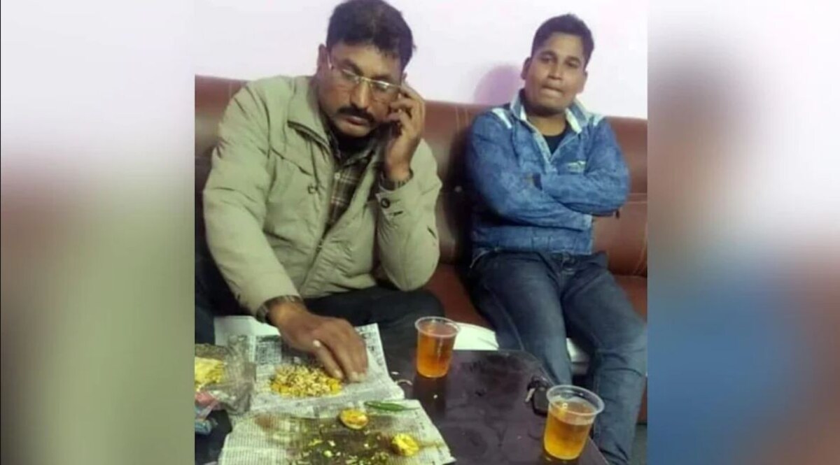 Video Viral: शराबबंदी...नशे में टल्ली दारोगा जी..., बिहार में शराबबंदी के बीच 'जाम से जाम' CrimeTak