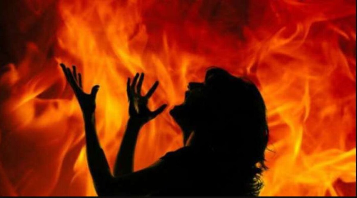 Bihar: महिला को डायन बता भीड़ ने पीटा, पेट्रोल डालकर जिंदा जलाया CrimeTak