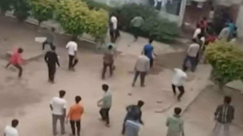 मोगा में दिखा 'बेगानी शादी में अब्दुल्ला दीवाना', वर्ल्ड कप फाइनल देखकर भिड़ गए छात्रों के दो गुट मोगा में दिखा 'बेगानी शादी में अब्दुल्ला दीवाना', वर्ल्ड कप फाइनल देखकर भिड़ गए छात्रों के दो गुट