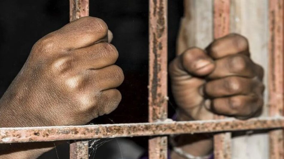 CBI अफसर बनकर आए थे, अगवा किया, मारा पीटा और फिर डॉलर लूटे, पर ऐसे आ गए पुलिस के चंगुल में CBI अफसर बनकर आए थे, अगवा किया, मारा पीटा और फिर डॉलर लूटे, पर ऐसे आ गए पुलिस के चंगुल में