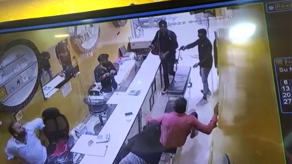 UP Crime: ज्वेलरी शोरुम में लाखों की लूट, व्यापारी को मारी गोली, देखिए CCTV UP Crime: ज्वेलरी शोरुम में लाखों की लूट, व्यापारी को मारी गोली, देखिए CCTV