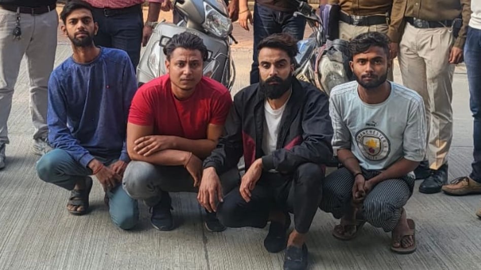 Delhi Crime: गे डेटिंग ऐप के जरिए ब्लैकमेलिंग करने वाले गैंग का पर्दाफाश, तीन गिरफ्तार Delhi Crime: गे डेटिंग ऐप के जरिए ब्लैकमेलिंग करने वाले गैंग का पर्दाफाश, तीन गिरफ्तार