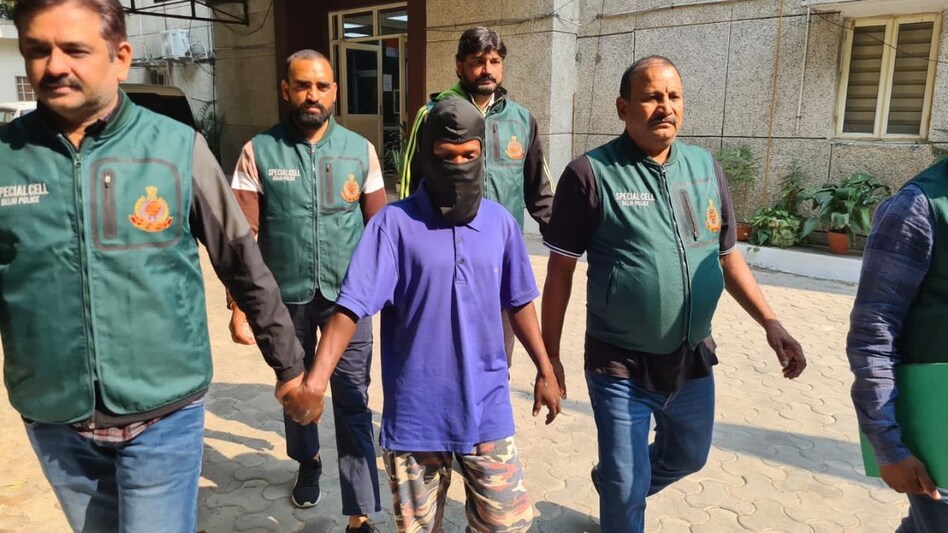 Delhi Murder: नाबालिग लड़की की हत्या कर शव के 6 टुकड़े किए, साढे चार साल बाद फरार आरोपी गिरफ्तार Delhi Murder: नाबालिग लड़की की हत्या कर शव के 6 टुकड़े किए, साढे चार साल बाद फरार आरोपी गिरफ्तार