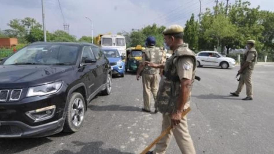 कार वाले ने हेलमेट नहीं पहना था, तो नोएडा पुलिस ने काटा पूरे 1000 रुपये का चालान! कार वाले ने हेलमेट नहीं पहना था, तो नोएडा पुलिस ने काटा पूरे 1000 रुपये का चालान!