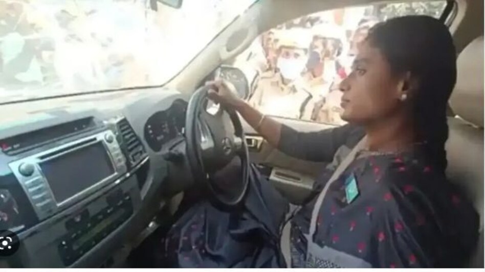 मुख्यमंत्री की बहन को कार समेत क्रेन से उठा ले गई हैदराबाद की पुलिस, हैरतअंगेज सियासी ड्रामा मुख्यमंत्री की बहन को कार समेत क्रेन से उठा ले गई हैदराबाद की पुलिस, हैरतअंगेज सियासी ड्रामा